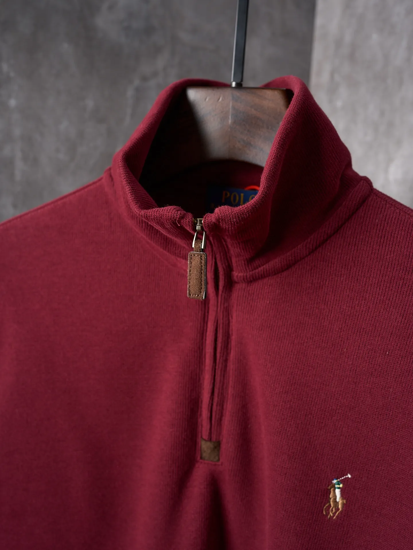 P350 Actual auction】Ralph Lauren/Ralph Lauren colorful pony logo embroidered zipper half turtleneck sweatshirt [Ready stock] S M L XL Customized Yayun essence cotton velvet material, soft and silky, comfortable and skin-friendly. It is based on low saturated brown and red and incorporates a hint of mystery of purple. The exquisite colorful pony logo jumps into burgundy and brings its own focus. It is fully recognizable. Simple and smooth lines outline the overall outline. The half-zip design is sublimated. The leather pull tab of the zipper head is aged, retaining slight rough edges, and hiding unintentional beauty. In the name of design, we create a new fashionable realm for sweatshirts. We use imported machine embroidery technology and use advanced computer control systems and precision mechanical components to realize pony logo embroidery operations. High precision. The lines are smooth and delicate. The fabrics have been washed and have a better hand feel. Not easy to deform, not easy to shrink, not easy to fade. Maintain long-term beauty and fit.